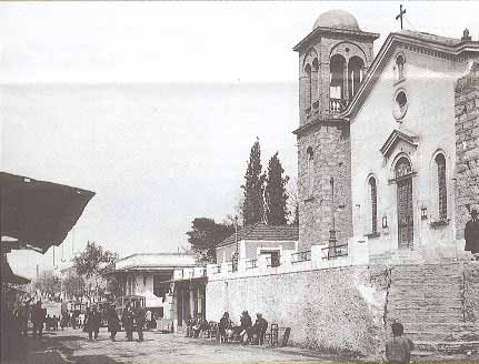 Ἡ ὁδός Τριῶν Ἱεραρχῶν καί ἡ ὁμώνυμη ἐκκλησία στά Ἄνω Πετράλωνα, στά τέλη τῆς δεκαετίας τοῦ 1920.