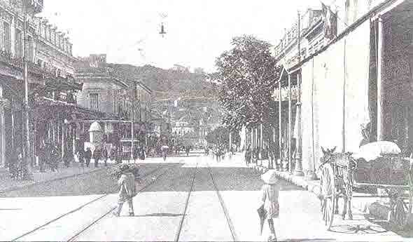Athinas street in 1920. Since Athens had tram lines from 1882 to 1960, you can see the rails of the tram in this photo.