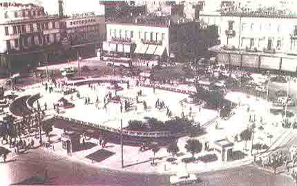 Omonias square in 1953. The flower shops have been forced to close. The "Kotopouli" cinema which was demolished a long time ago, shows "The pirates of the rivers".