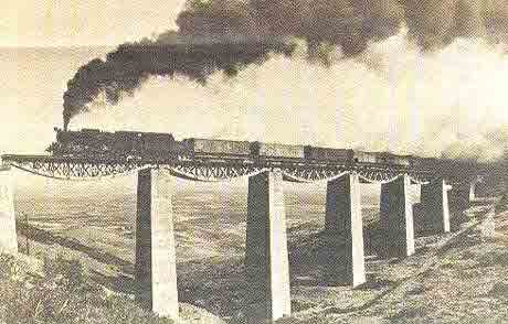 Steam engine, leading a commercial train in the bridge between Ksiniada-Thavmakos.