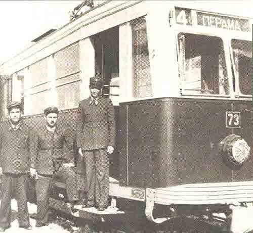 Piraeus 1937. The "Piraeus-Perama" tram with its personnel. The trams were run by the "Hellenic Electric Railways" company.